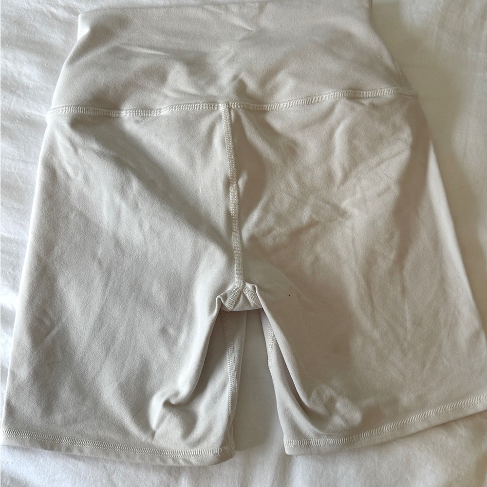 ALO Yoga Women's Cream Shorts - Picture 4 of 4
